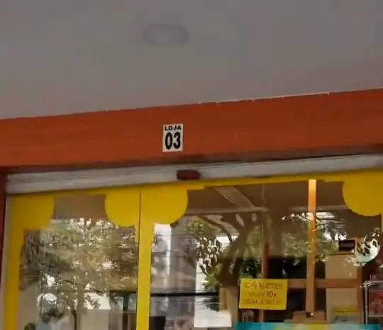 Porta de vidro com moldura amarela da Arte e Cia, loja 03